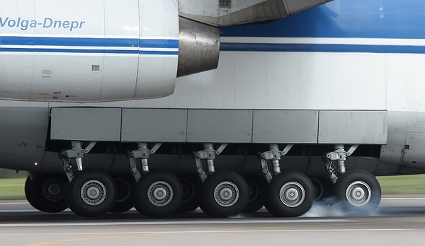 Antonov An-124 chassis photo